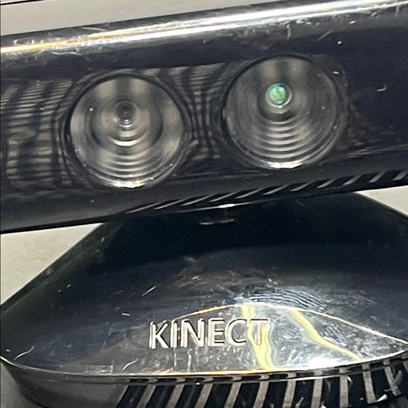 Xbox 360 Console with Kinect Sensor - Black - Picture 12 of 15